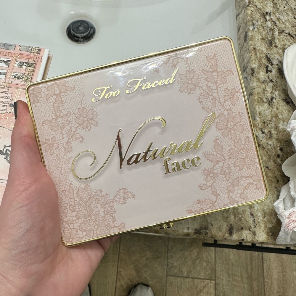 Too faced Natural face palette